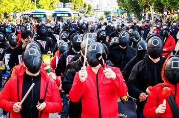 VIDEOS I El Juego del Calamar: Trabajadores protestan con trajes de la serie en una huelga general