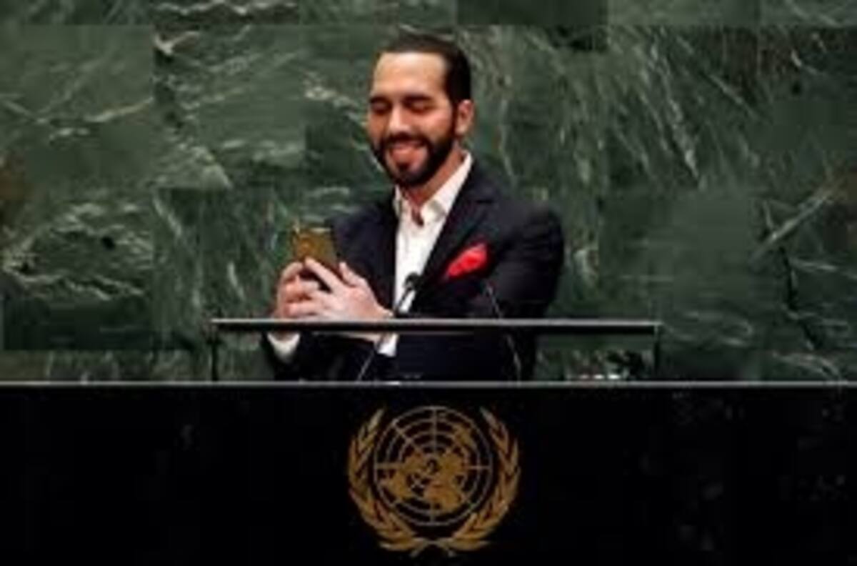 Rabieta en Twitter del presidente de El Salvador: "Amenazó" con sacar al Ejército