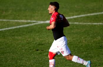 Es formado en la U, ascendió con Deportes Iquique y ahora tiene nuevo equipo en Primera B