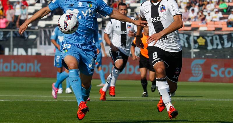 Luis Pedro Figueroa jugando con la camiseta de Colo Colo vs. O'Higgins.
