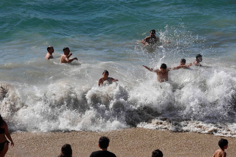 Dentro de la costa de nuestro país hay varias playas en las que se puede disfrutar de una tarde en el agua para soportar el calor.