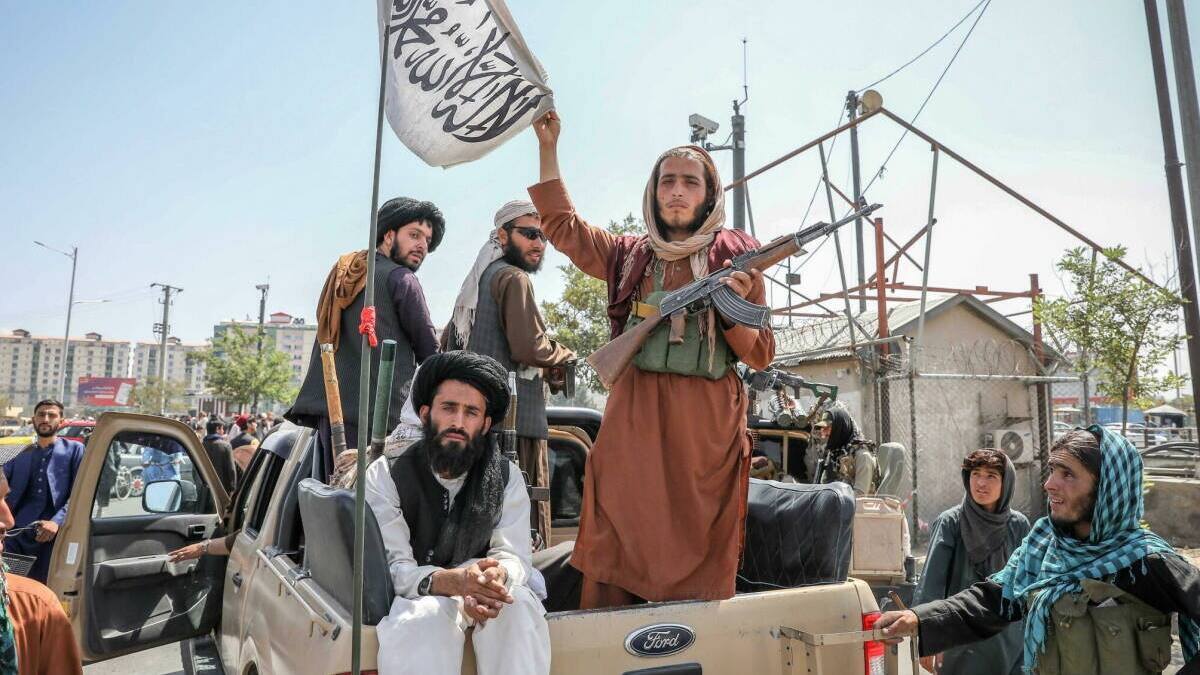 Lágrimas y decepción: Talibanes impiden el ingreso a clases a jóvenes afganas