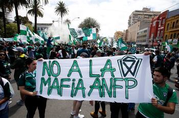 Hinchas de Santiago Wanderers colmaron Valparaíso pidiendo justicia para el club