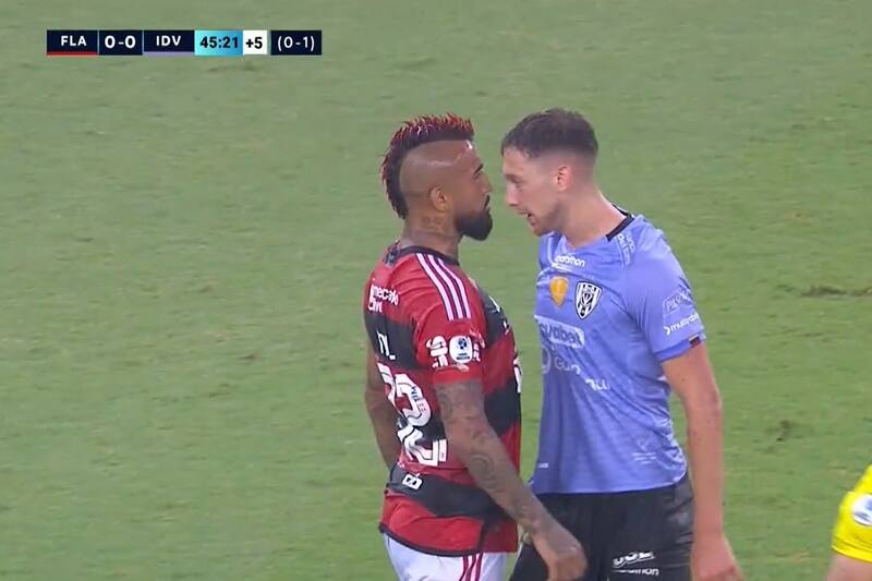 El mediocampista chileno protagonizó una polémica jugada en la final de la Recopa Sudamericana.