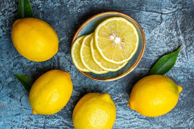 El limón aporta una buena cantidad de Vitamina C y Fibra.