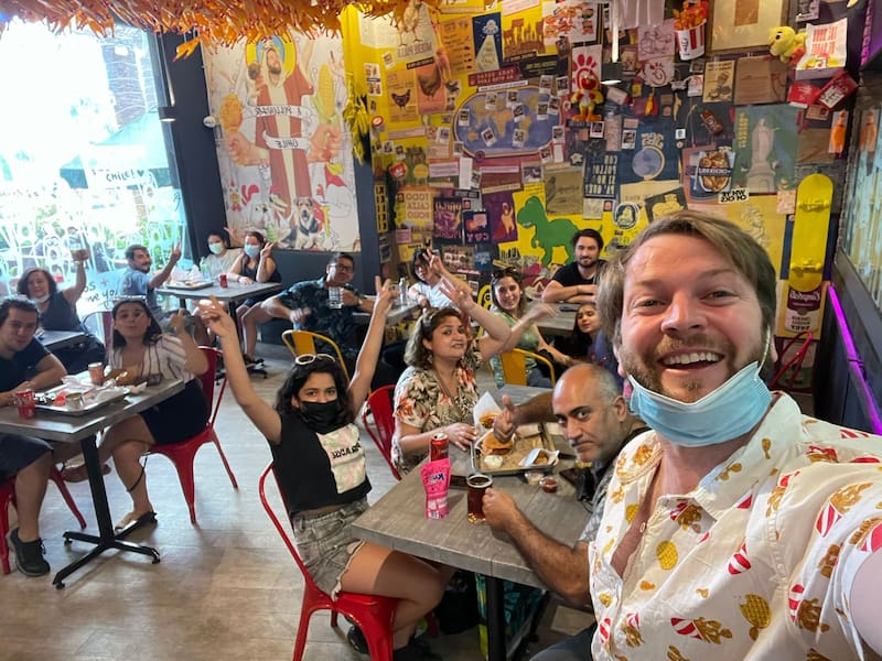 Felipe Sánchez en el local de Chicken Love You de Maipú.