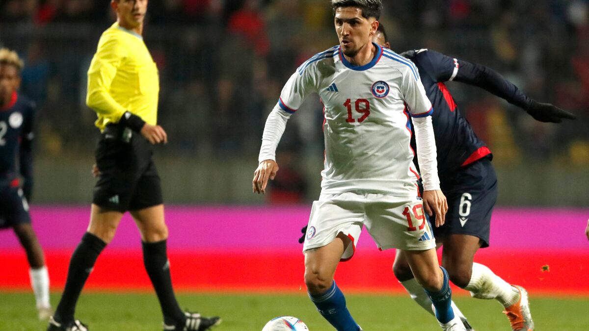 El futbolista Diego Valdés conduciendo un balón en partido amistoso de la Selección Chilena.
