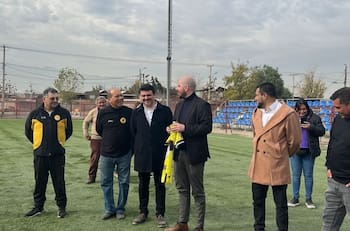 ¡Hasta hizo un gol de penal! ¿Qué hacía el ministro Giorgio Jackson en la práctica de un tradicional equipo del fútbol chileno?