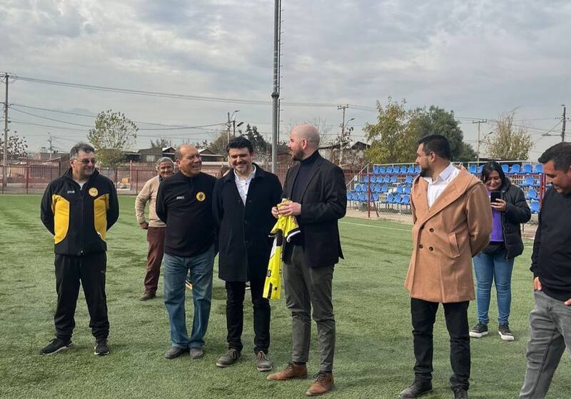 El ministro de Desarrollo Social y Familia, Giorgio Jackson, estuvo en la práctica del elenco aurinegro. Foto: Instagram Ferroviarios.