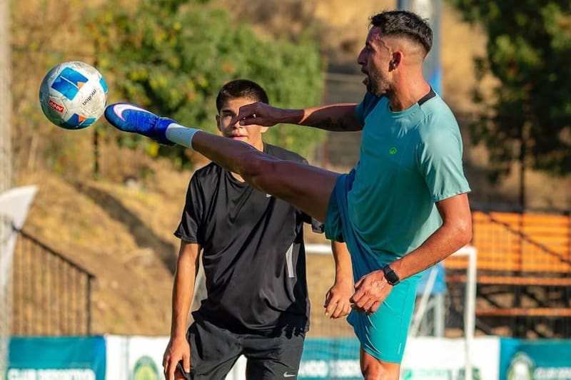 El defensor sigue sin club. Foto: @mauricioisla4chile