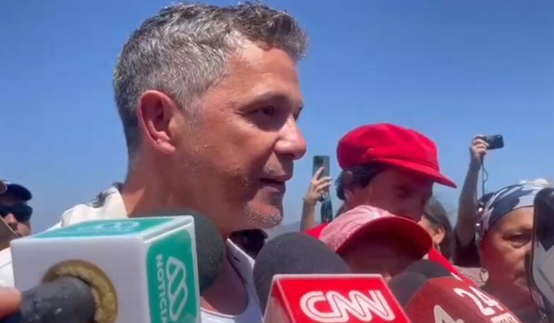 Alejandro Sanz visitó a los afectados de la Quinta Región.