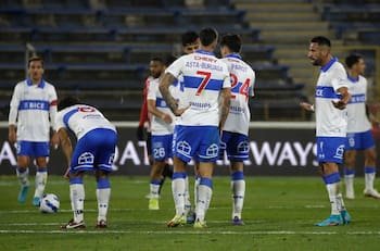 De titular a no ser considerado: Ariel Holan saca a defensor clave del equipo titular en la UC