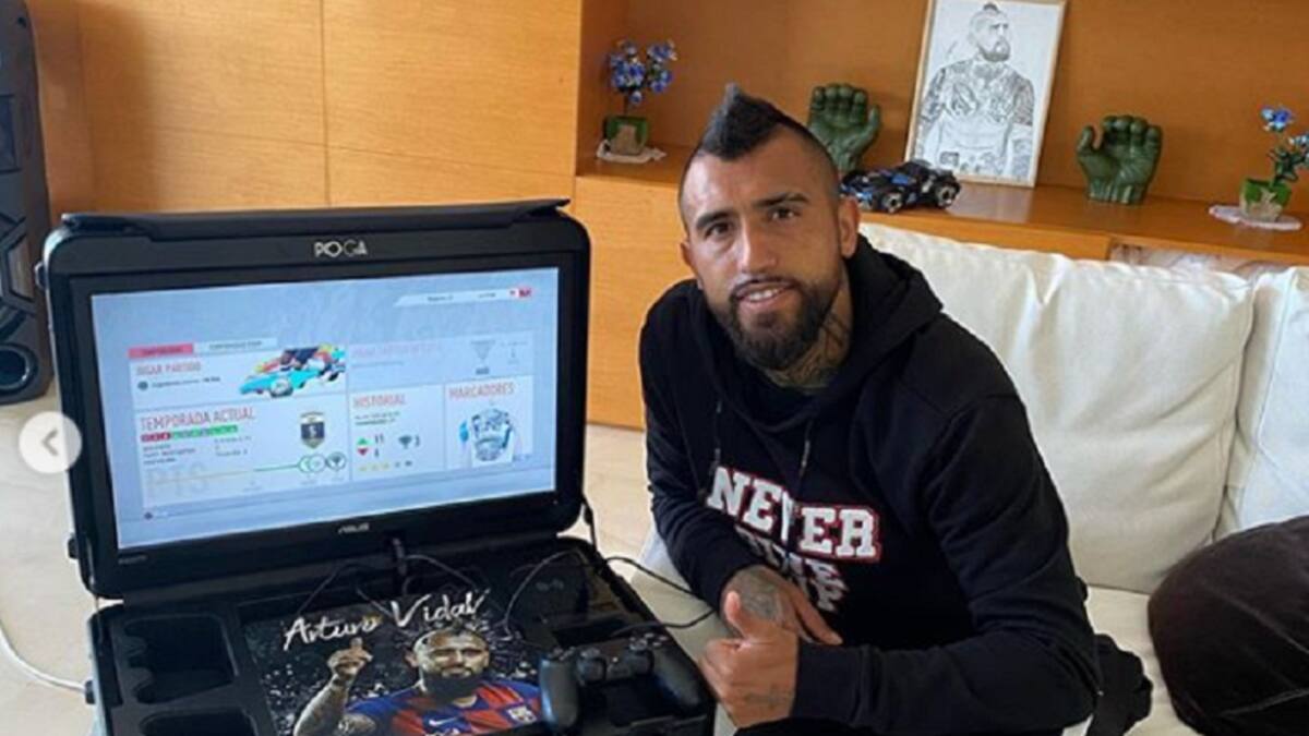 Arturo Vidal se lució con consola de videojuegos personalizada