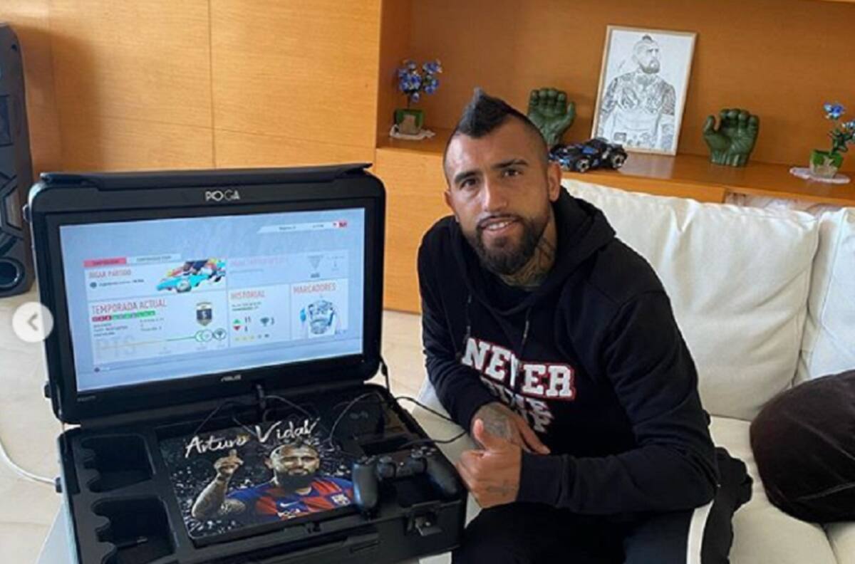 Arturo Vidal se lució con consola de videojuegos personalizada