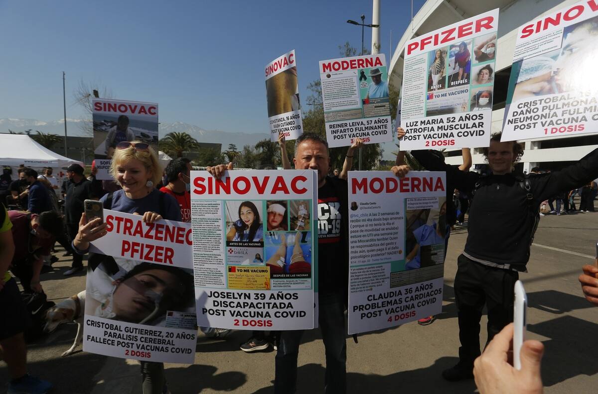 VIDEO | Plebiscito 2022: Grupo antivacunas se manifiesta a las afueras del Estadio Nacional