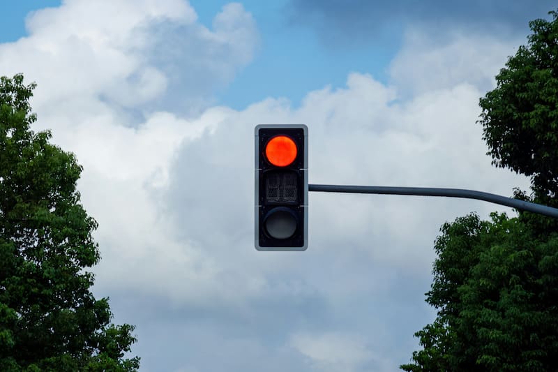 No respetar la luz roja puede implicar no solo una importante multa económica sino que también la pérdida de la licencia de conducir.