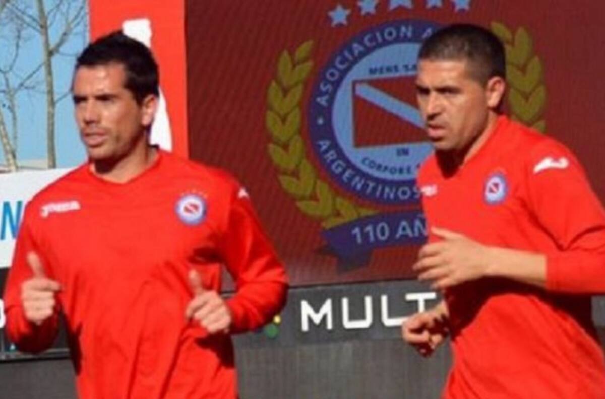 Cuatro ex UC en la lista: Los 10 futbolistas chilenos que jugaron en Argentinos Juniors