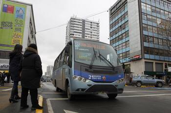 VIDEO| Colisión múltiple de 5 micros y dos autos deja a una mujer con lesiones graves en Concepción
