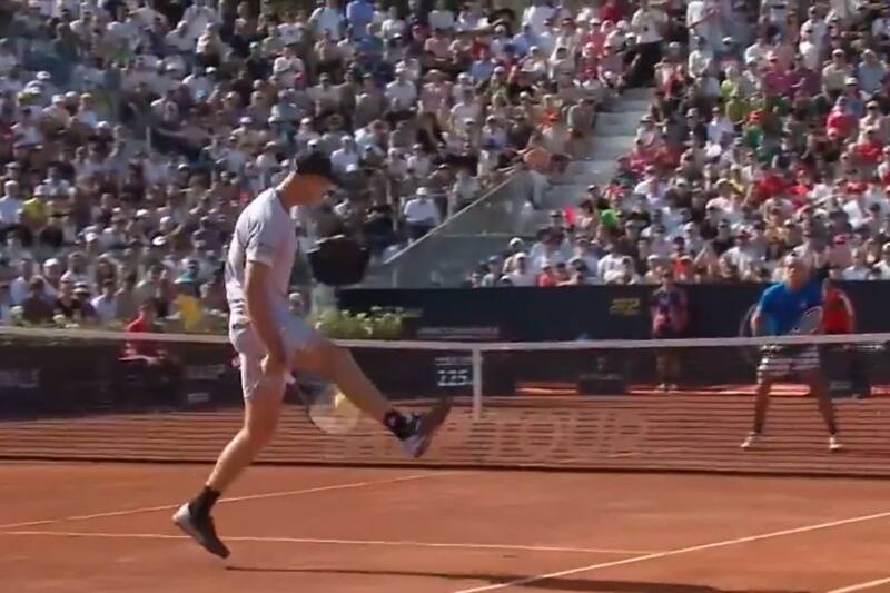El polaco Hubert Hurkacz definió por entre las piernas un puntazo ante el argentino Sebastián Báez.