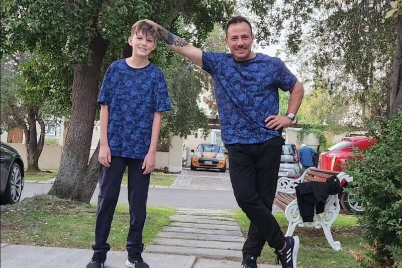 Gonzalo Egas junto a Noah, su hijo de 13 años. Créditos: Instagram