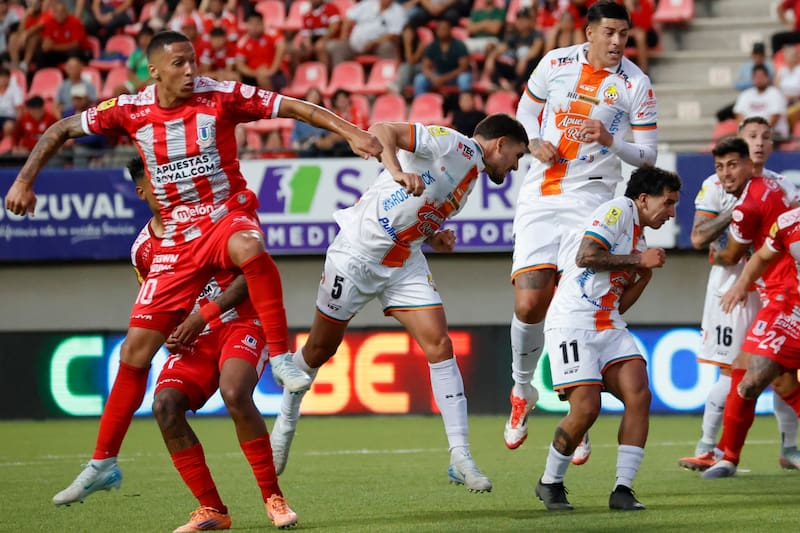 El número 5 de los Mineros anotando un gol contra Unión La Calera, asistido por Bryan Carvallo. Foto: Agencia Aton.