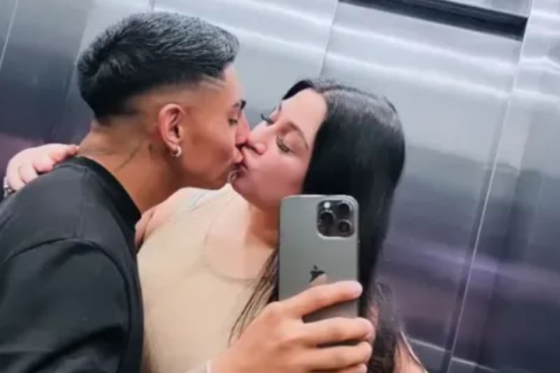 besando a Camila Sepúlveda.