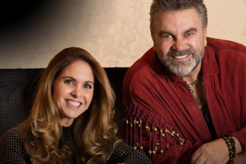 sorprendió con un beso a Mijares en pleno concierto.