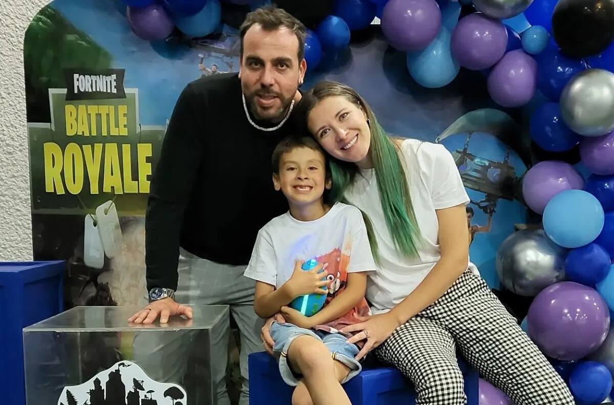 “Mi Mariano vestido de jirafa”: Carla Jara y Francisco Kaminsiki disfrutaron de la ternura de su hijo recolectando chocolates en el gran patio de su casa