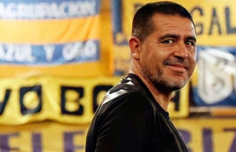 recibió la camiseta de Coquimbo Unido de parte de Luciano Cabral.