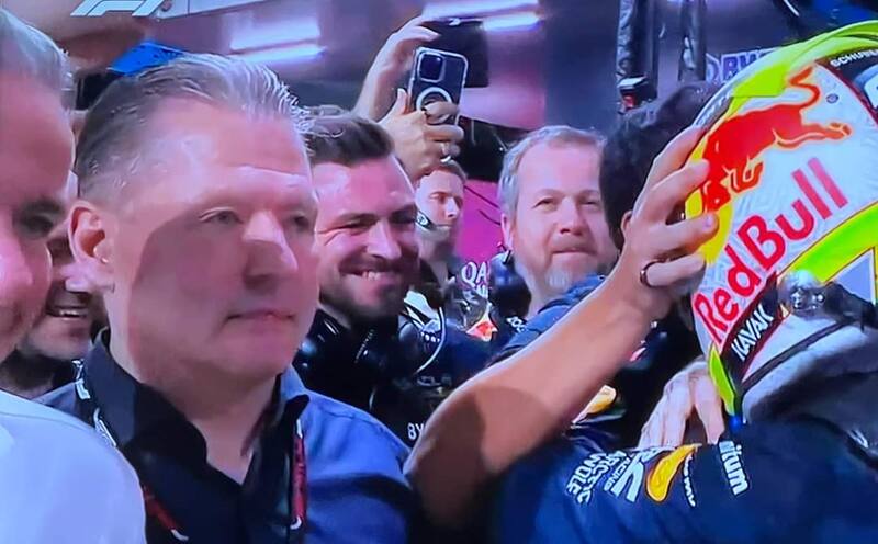 El frío saludo del padre de Max Verstappen a Checo Pérez. Foto: Reproducción.