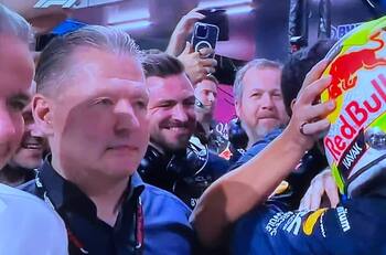 VIDEO | El frío saludo del papá de Max Verstappen a Checo Pérez tras ganar el GP de Arabia Saudita