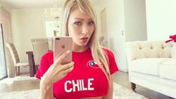 La sensual postal con que Daniella Chávez mandó su apoyo a la 'Roja' para partido ante Perú