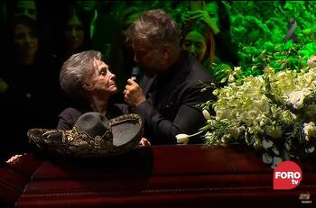 Llorando junto a su madre: El emocionante canto de Alejandro Fernández en el velorio de su padre, Vicente Fernández