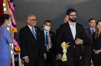 VIDEO | Gabriel Boric llegó a Tailandia para participar en APEC: Lo recibieron con regalos tradicionales del país asiático