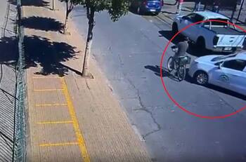VIDEO | Conductora en práctica atropelló a ciclista y luego derribó reja de oficina municipal en Curicó