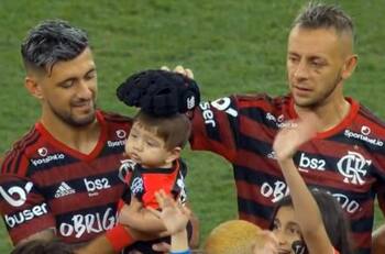 El tremendo gesto de Rafinha con un bebé que se robó las miradas en partido de Flamengo