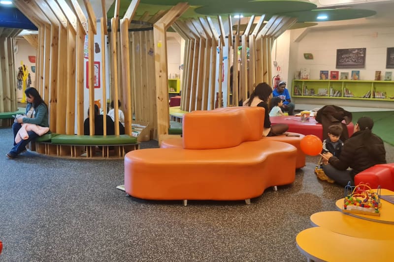 Este espacio gratuito cuenta con rincones de lectura, salas de juego, zonas de estimulación sensorial y gateo, y una amplia colección de libros para la primera infancia. Créditos: Google Maps.