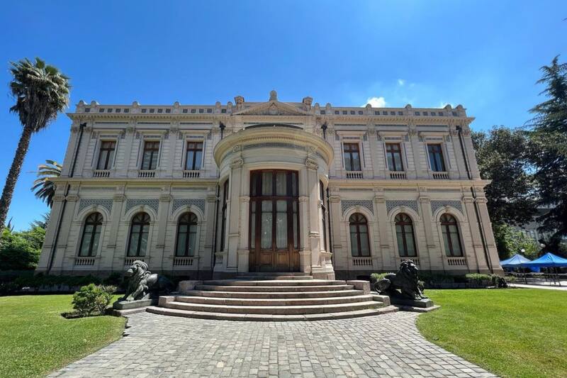 La residencia fue un regalo para la esposa de Luis Cousiño, Isidora Goyenechea.