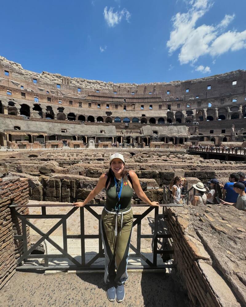 María José Quintanilla en el Coliseo Romano junto a su esposo
