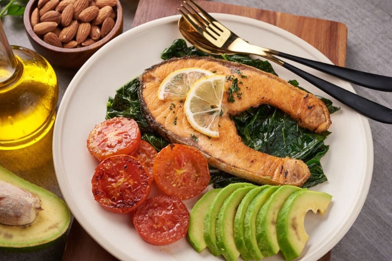 Una alimentación balanceada y saludable es fundamental para reducir los niveles de colesterol en la sangre.