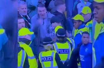 Clásico de Escocia al rojo vivo: jugador tiró agua a hinchas rivales y la policía tuvo que intervenir