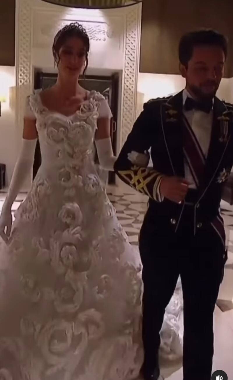Para la recepción, la princesa Rajwa lució un vestido totalmente diferente, corte princesa que destacó por sus motivos tridimencionales.