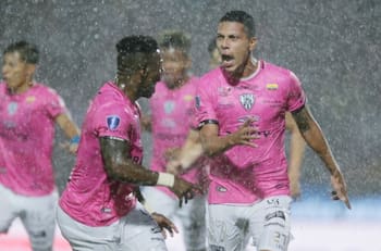 Discutido gol bajo la lluvia: Así abrió la cuenta Independiente del Valle en Copa Sudamericana