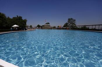 Grave se encuentra bebé de 1 año que cayó a piscina en Quillota