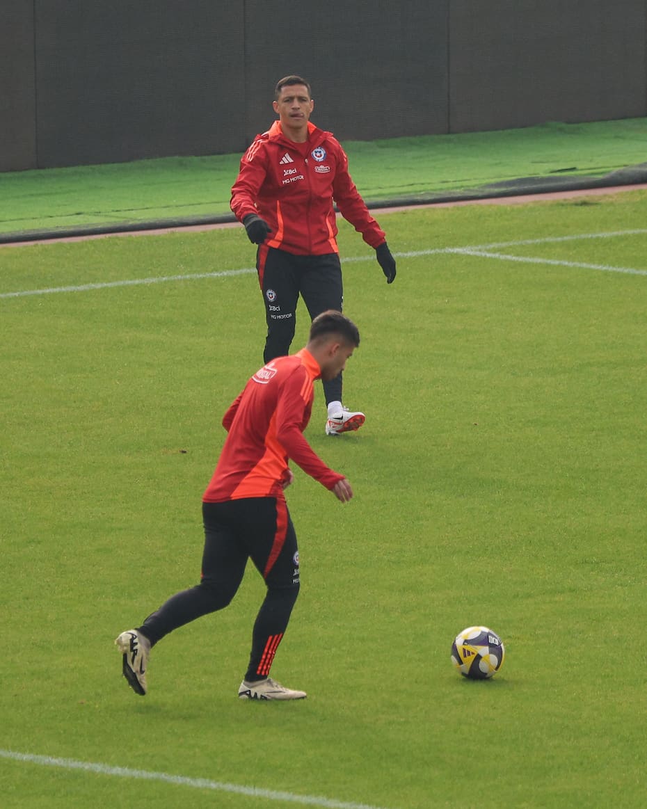 Alexis Sánchez y Lucas Assadi en La Roja. Foto: Felipe Escobedo / En Cancha.