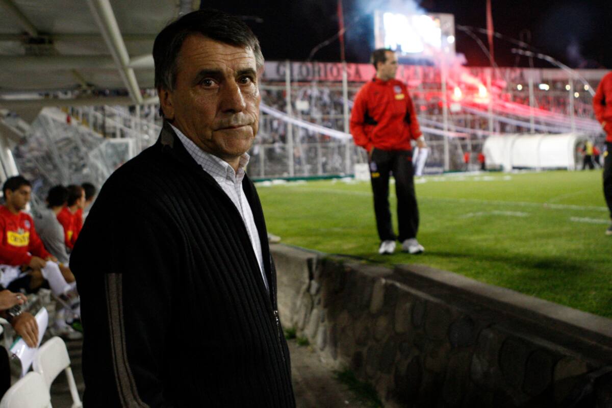 FUTBOL, COLO COLO VS. CRUZEIRO
COPA LIBERTADORES 2010.
HUGO TOCALLI, IZQUIERDA, ENTRENADOR DE COLO COLO, INGRESA A LA CANCHA DEL ESTADIO MONUMENTAL PARA SU PARTIDO DE COPA LIBERTADORES CONTRA CRUZEIRO.
15/04/2010
SANTIAGO, CHILE
ANDRES PINA/PHOTOSPORT
SOCCER, COLO COLO VS. CRUZEIRO
LIBERTADORES CUP 2010.
HUGO TOCALLI, COACH OF COLO COLO, COMES IN THE PITCH FOR HIS LIBERTADORES CUP SOCCER MATCH AGAINST CRUZEIRO AT MONUMENTAL STADIUM IN SANTIAGO, CHILE.
15/04/2010
ANDRES PINA/PHOTOSPORT