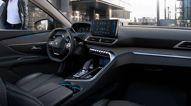 El auto de la perioidista tiene Mirror Screen del último nivel.