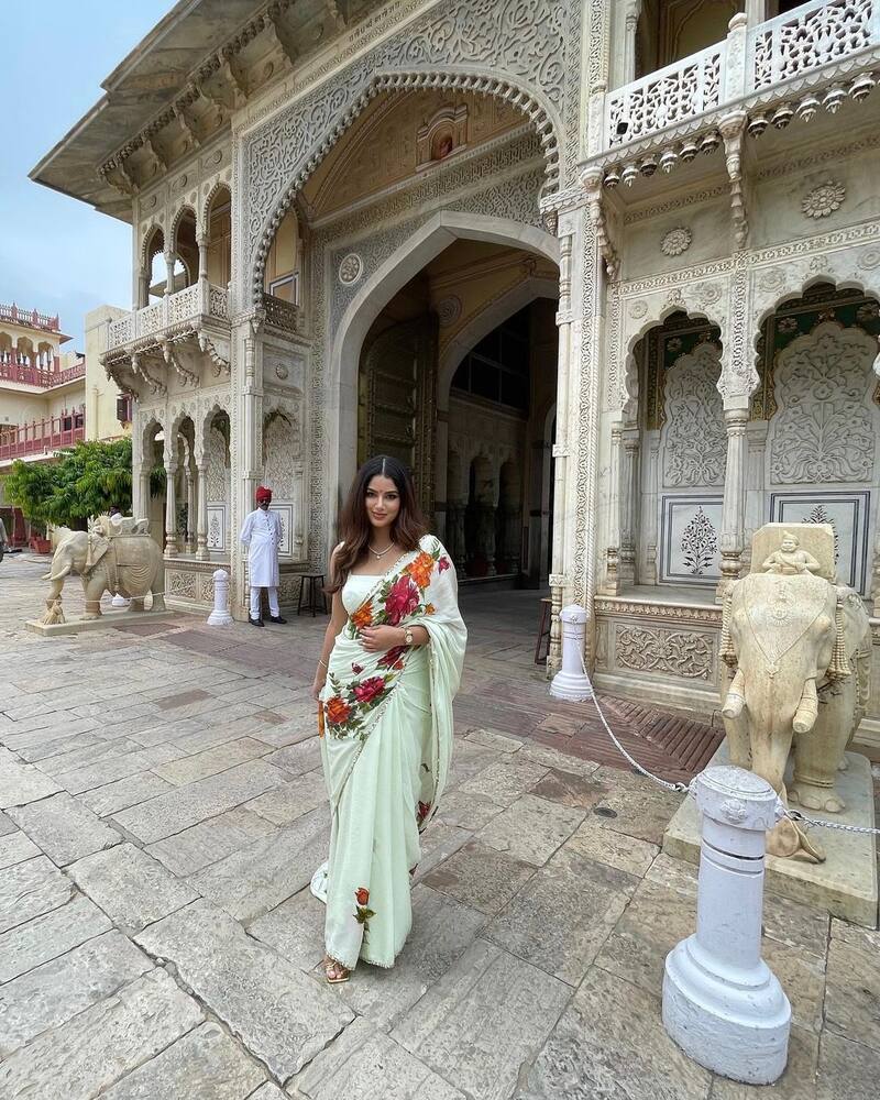 La ex Miss Universo deslumbra con vestimenta tradicional de India.