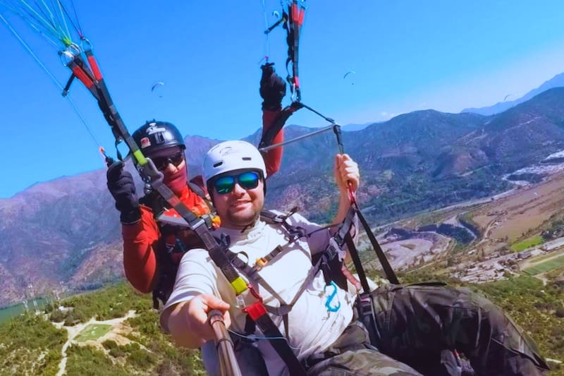 Esta experiencia entrega adrenalina sin salir de la Región Metropolitana. Créditos: Sunset Parapente.