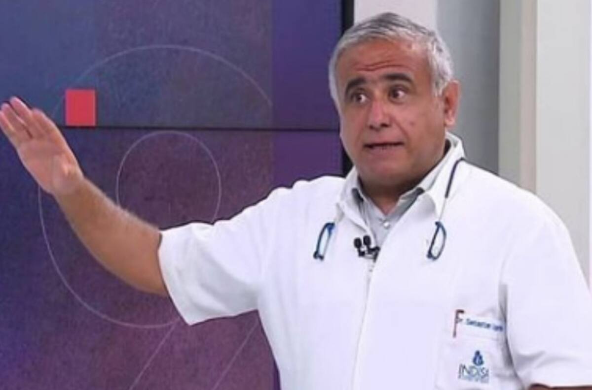 Doctor Ugarte sufrió divertido chascarro con su vestuario “tras trabajar hasta tarde”
